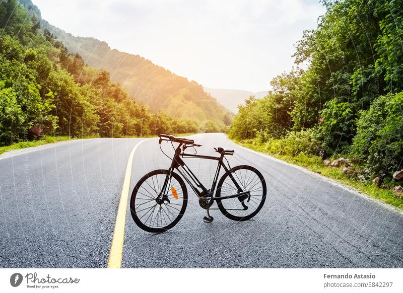 Fahrrad. Fahrrad. Rennrad geparkt auf einer schönen Straße Sonnenuntergang, warmes Licht mit Kopie Raum. Rennrad geparkt auf einer schönen Straße Sonnenuntergang, warmes Licht. Weltfahrradtag.