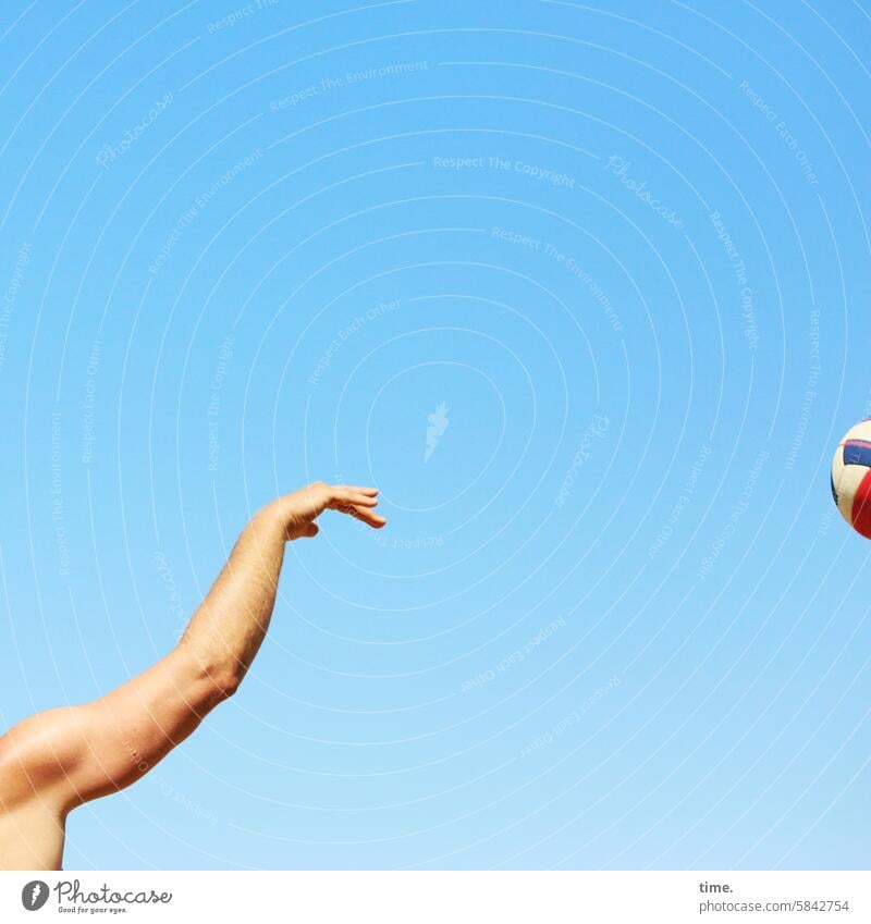 Lost Land Love IV - elegante Spielgeste Volleyball Beachvolleyball Himmel sonnig Sport Bewegung Leidenschaft Ballsport Spiele Hand Arm Handhaltung Muskulatur