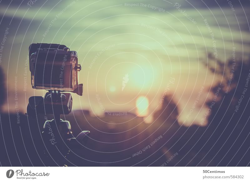 Kleinkamera filmt den Sonnenuntergang Ferien & Urlaub & Reisen Videokamera Fotokamera Filmindustrie Umwelt Landschaft Sonnenaufgang Sonnenlicht Pflanze genießen