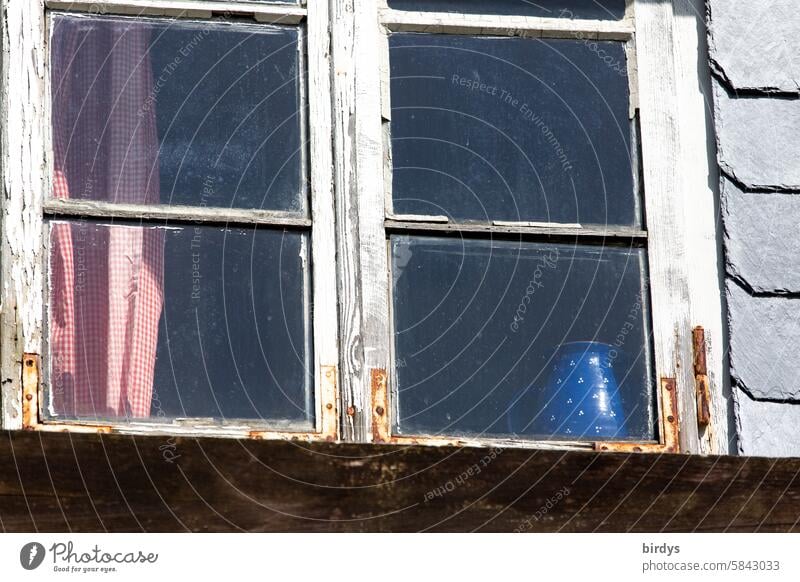 Fenster zum Hof fenster Sprossenfenster alt verwittert Einfachverglasung Doppelflügel Holzfenster Fensterscheibe Gardine Schindeln Kältebrücke Krug Einblick