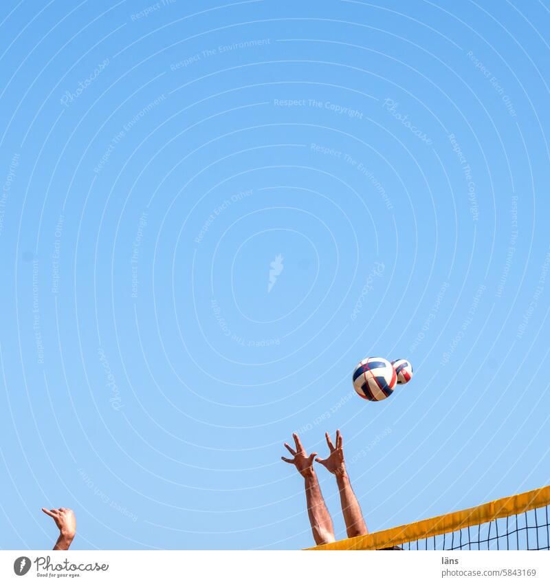 Ballwechsel l Lost Land Love lV Rückschlagspiel Beachvolleyball Randsportart Ballsport Netz Himmel Spielen Sport werfen Zuspiel blau Fitness