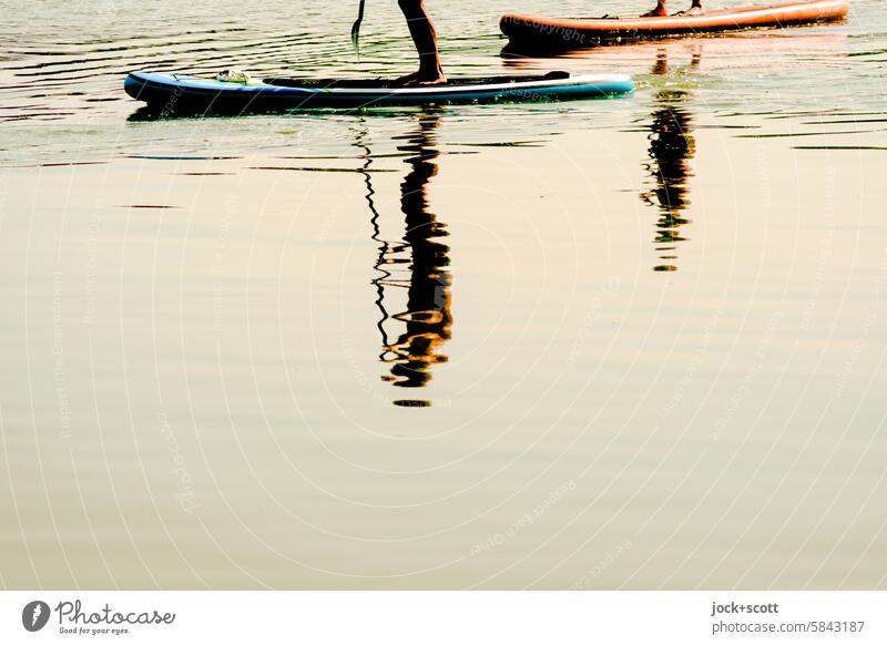 Stehpaddeln zu zweit Silhouette Reflexion & Spiegelung Wasseroberfläche See ruhig Wasserspiegelung Sport Sommerzeit Hintergrund neutral Hintergrundbild