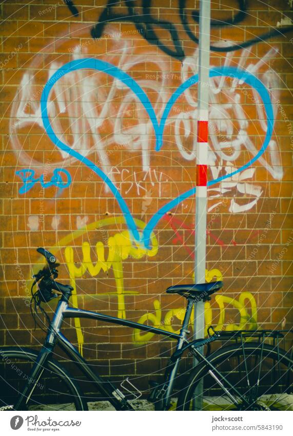 Lost Land Love IV Herz mit Fahrrad Herz (Symbol) Straßenkunst Graffiti Spray Symbole & Metaphern angeschlossen abgestellt herzförmig Tags Metallstange