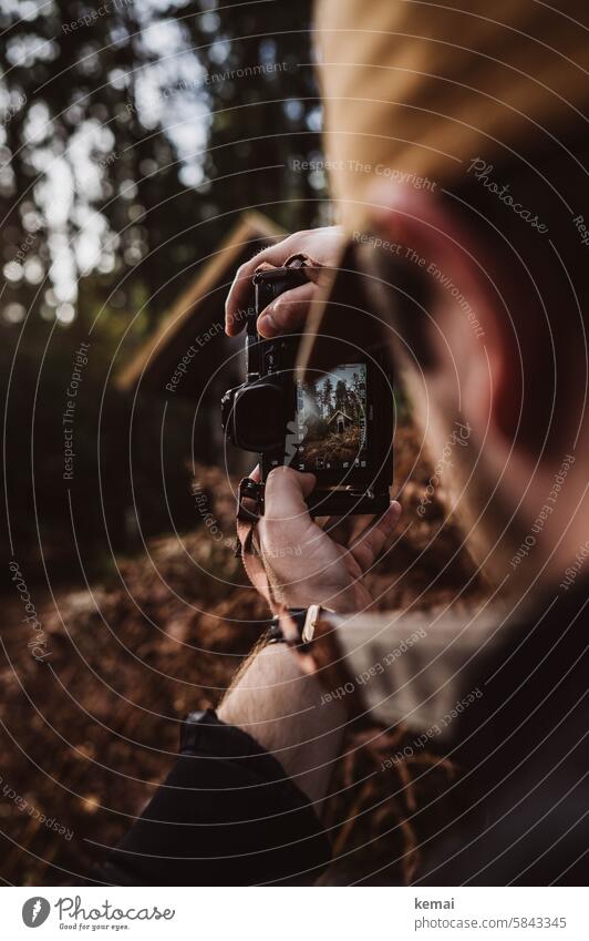 Fotograf bei Fotografieren Display Kameradisplay halten spiegellos Hand Nahaufnahme Unschärfe Bokeh Fokussieren braun Herbst