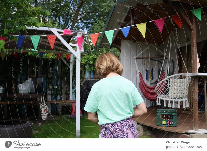 Ein Kind ist von hinten zu sehen in einem geschmückten Garten Mädchen feminin Farbfoto Mensch Außenaufnahme Kindheit draußen Natur laube Umwelt natürlich grün