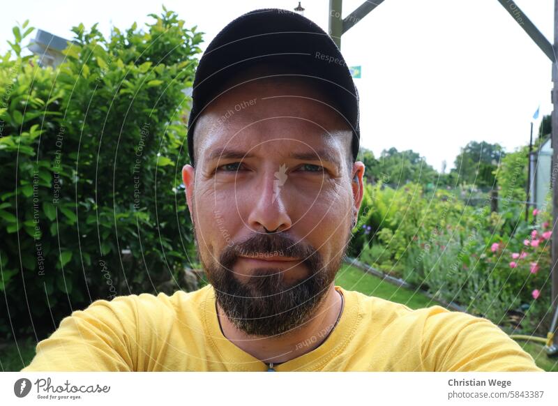 Selfi im Garten, bärtig, Pircing und Tattoos selfie Bart grün Mann Farbfoto Porträt Gesicht Blick Dreitagebart Erwachsene Mensch maskulin Blick in die Kamera