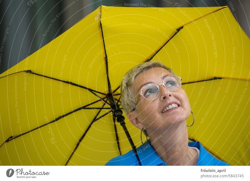 UT Leipzig 2024 | Heiter bis wolkig | Nö, kein Regen - Frau guckt gen Himmel mit einem gelben Regenschirm als Schutz Portrait Mensch Wetter schlechtes Wetter