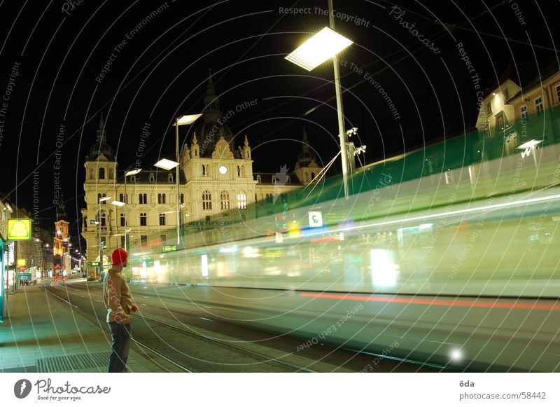 rush hour #2 Langzeitbelichtung Licht Straßenbahn fahren Gleise Hauptplatz Graz Nacht Mann historisch Bewegung Beleuchtung Lampe stehen gebäude Station warten