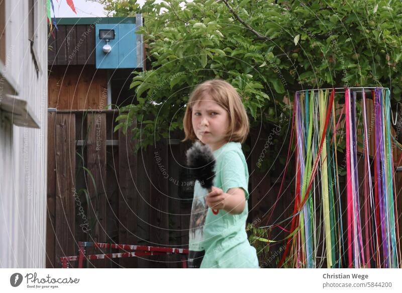 Mädchen schaut grimmig in die Kamera mit einem handbesen böse Wut Mensch Gesicht Blick feminin Natur draußen Garten Farbfoto Blick in die Kamera Gefühle