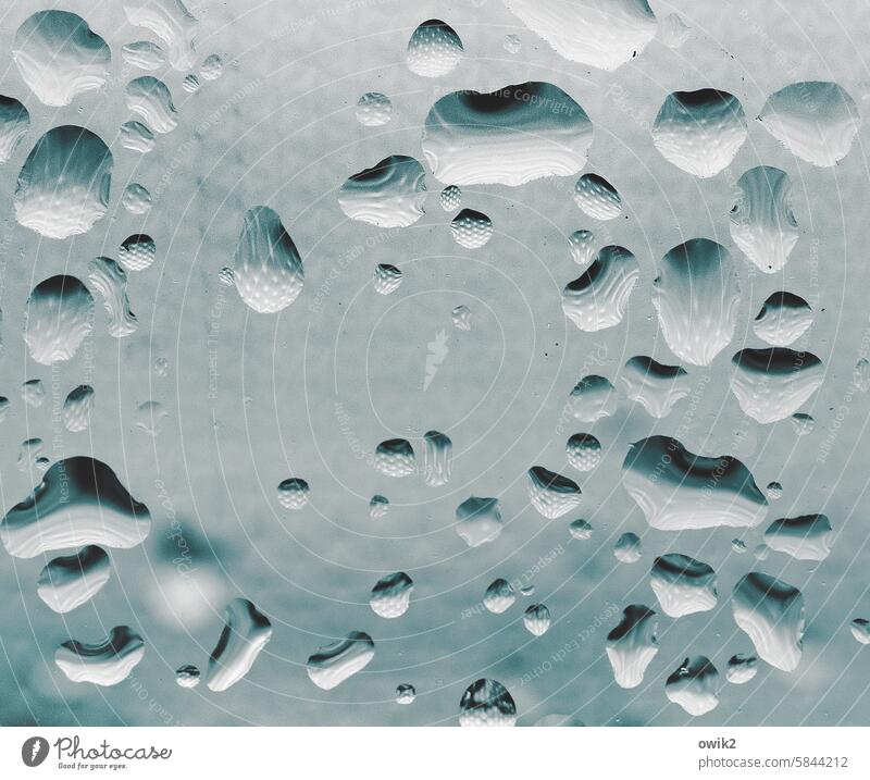 Bläulich Getröpfel Wassertropfen Fensterscheibe durchsichtig Gaze Reflexion Verzerrung Detailaufnahme nass Strukturen & Formen Textfreiraum Ordnung Nahaufnahme
