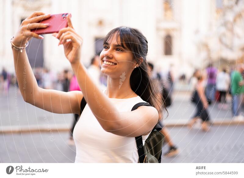 Happy Teenager-Mädchen mit Rucksack ein Selfie in Rom Platz im Urlaub nehmen Telefon Lächeln Glück schön heiter Tourist reisen Spaß Freude niedlich Fotokamera