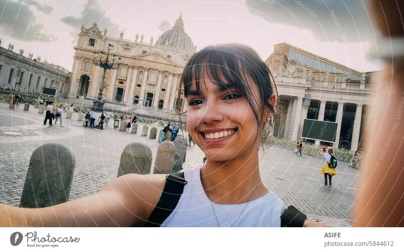 Selfie eines glücklichen Mädchens vor der Basilika Sankt Peter in Rom im Urlaub Teenager Telefon Lächeln Glück Vatikan Heiliger Peter Schüler Quadrat Denkmal