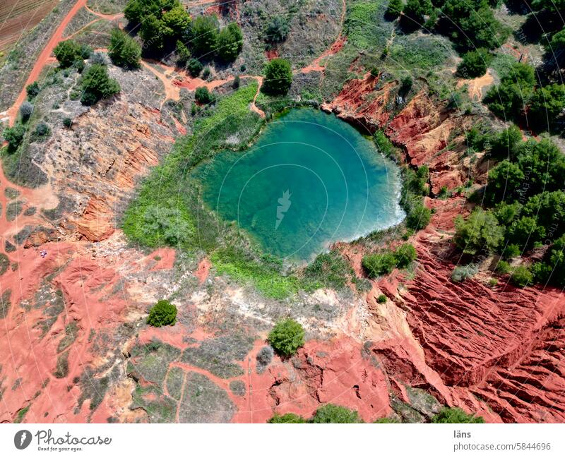 Cava di Bauxite l Bauxit-Steinbruch Menschenleer Landschaft Apulien Italien Drohnenansicht See Wasser Reflexion & Spiegelung Landschaften Umwelt