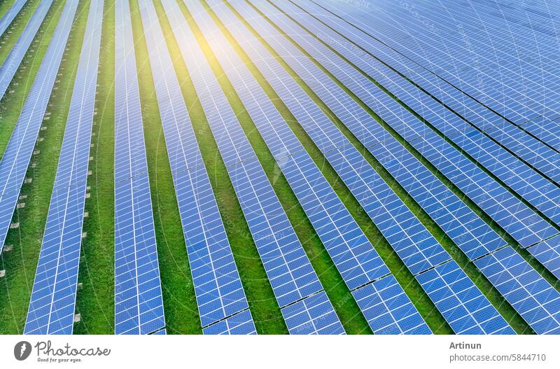 Solarpark und Sonnenlicht. Solarenergie für grüne Energie. Nachhaltige erneuerbare Energie. Fotovoltaik-Kraftwerk oder Solarpark. Konzept für die Installation und Wartung von Solarmodulen. Nachhaltige Energie.