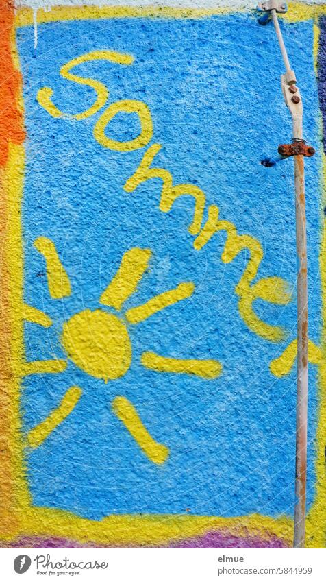 buntes Graffiti mit einer gelben Sonne und dem Text Sommer an einer Hauswand Straßenkunst Jugendkultur Schmiererei Wandmalereien Lifestyle Kreativität sprayen
