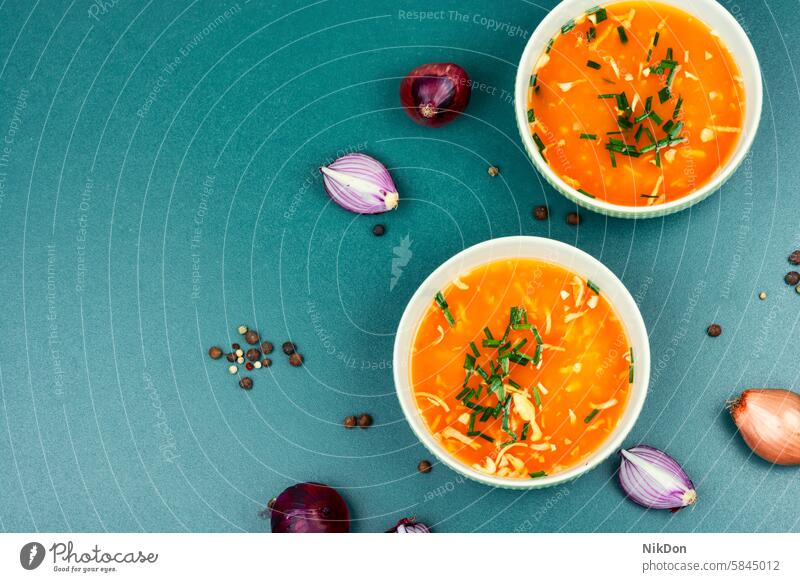 Vegetarische Zwiebelsuppe oder Zwiebelbrühe. Suppe Schalen & Schüsseln Gemüse Lebensmittel Abendessen Gesundheit heiß Gesunde Ernährung Teller Stillleben