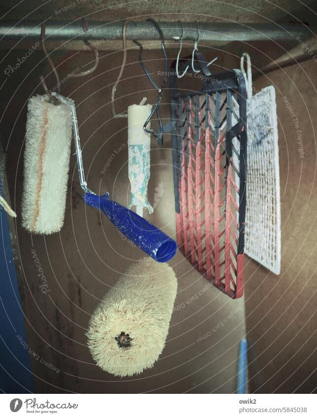 Malerwinkel Schrank Malerutensilien Werkzeug Malerwerkzeug Farbroller Werkzeugkiste Vorrat sortiert Utensilien Arbeitsgeräte Ordnung menschenleer gebraucht