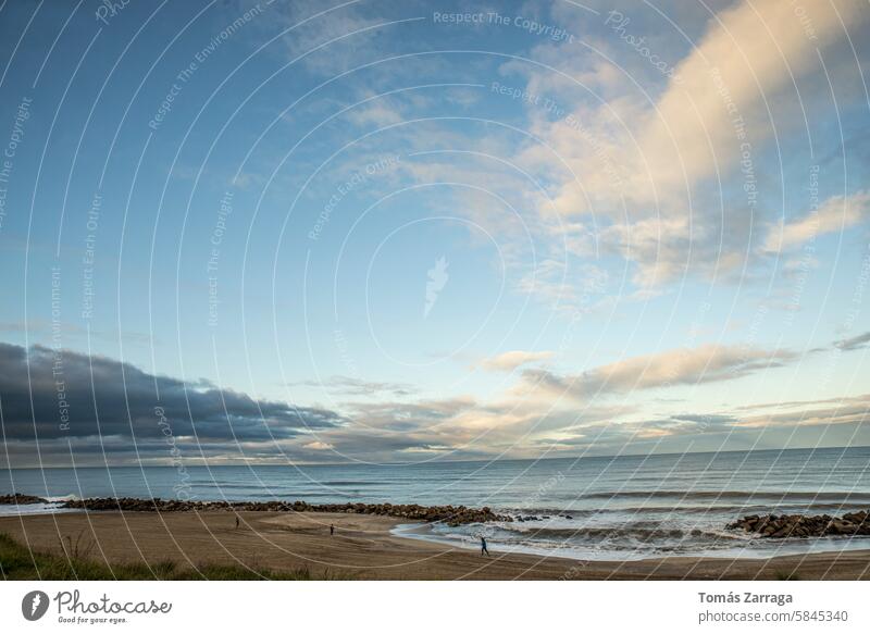 Meereslandschaft bei Sonnenuntergang Strand und stürmischer Himmel Regenbogen Bogen MEER Meeresufer Wellen Sand Natur braun blau dunkel Horizont Wolken