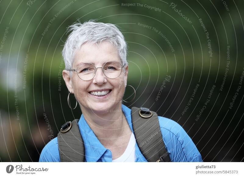 UT Leipzig - heiter bis wolkig | Porträt einer glücklichen, lachenden Frau mit kurzen, grauen Haaren draussen in der Natur Gesicht Blick feminin Mensch