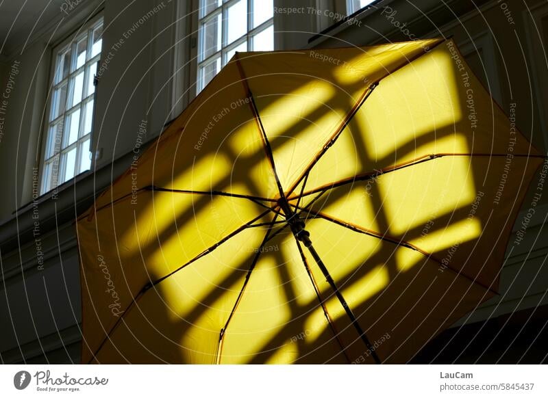 UT Leipzig - heiter bis wolkig | Schirm, Schatten, schön gelber Schirm Schattenwurf Fenster Lichteinfall Schattenspiel Licht und Schatten Sonnenlicht