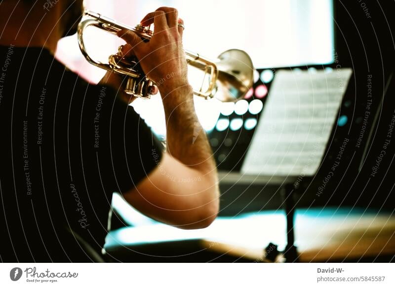 Musik machen - Musiker spielt ein Lied mit der Trompete musizieren Instrument Noten üben notenständer Freizeit & Hobby Klang Kultur Künstler Musikinstrument