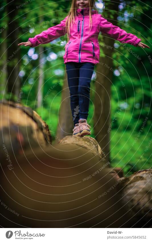Kind balanciert über einen Baumstamm in der Natur balancieren spielen Wald Gleichgewicht Konzentration spass draußen Mädchen Bewegung Fröhlichkeit Spaß