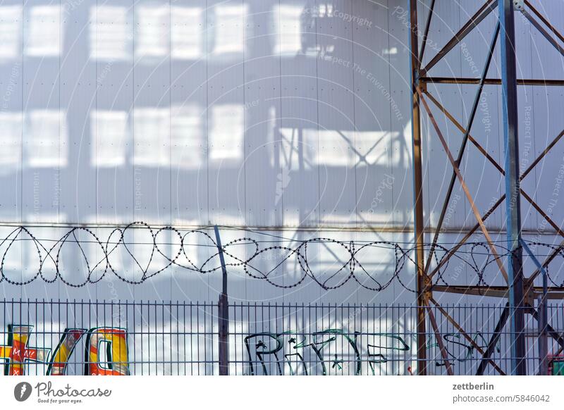 Lichtflecken an der Wand, Stacheldraht architektur berlin büro city deutschland fassade gebäude hauptstadt haus hochhaus innenstadt kiez leben licht
