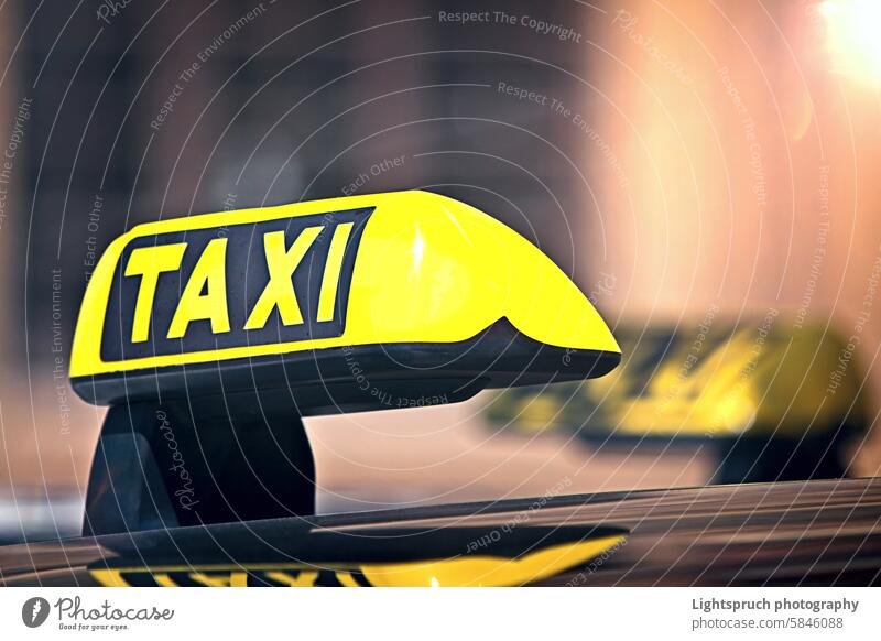 Nahaufnahme eines Taxifahrzeugs mit gelbem Schild auf einer Stadtstraße. Business PKW Großstadt Städtetrip Stadtleben Stadtbild Farbbild Konzepte