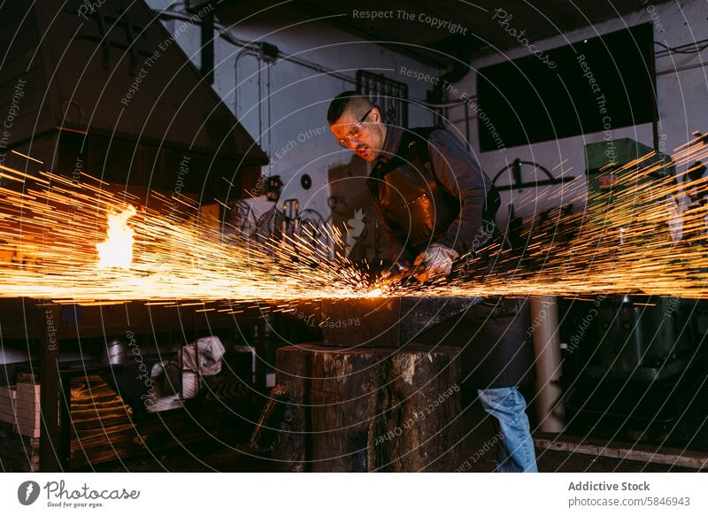 Schmied bei der Arbeit mit geschmolzenem Metall in der Schmiede Hufschmied schmieden funkt Handwerkskunst Fähigkeit erwärmen männlich heiß bügeln Feuer Amboss