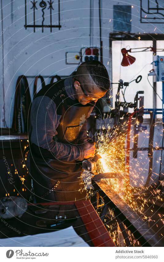 Schmied bei der Arbeit mit Schleifmaschine in der Werkstatt Hufschmied männlich Schleifen Metall funkt kompetent Handwerkskunst Wehen Beruf Industrie schützend