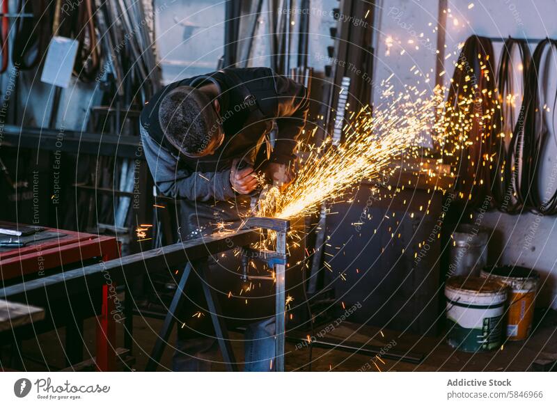 Schmied bei der Arbeit mit Winkelschleifer in der Werkstatt Hufschmied männlich Metall funkt Schleifen Beruf industriell Handwerkskunst Herstellung