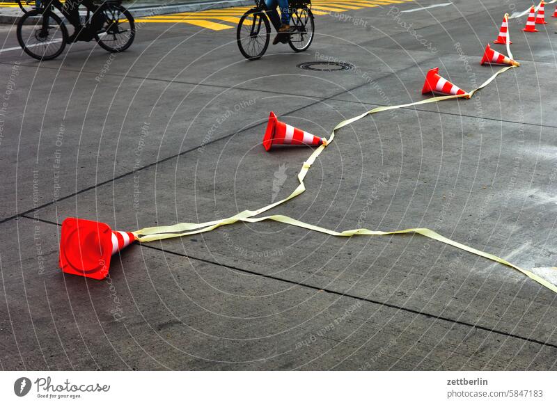 Fahrbahnmarkierung abbiegen asphalt band bewegung ecke fahrbahnmarkierung fahren fahrrad fahrradweg flatterband fortbewegung gerade geschwindigkeit hinweis