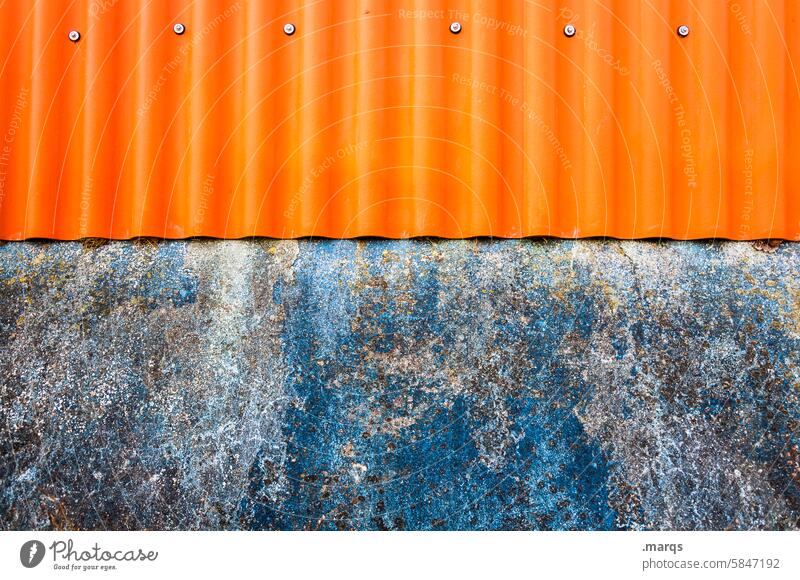 Orange auf blau Wellblech Metall orange Wand Kontrast Farbe alt verwittert Strukturen & Formen Verfall