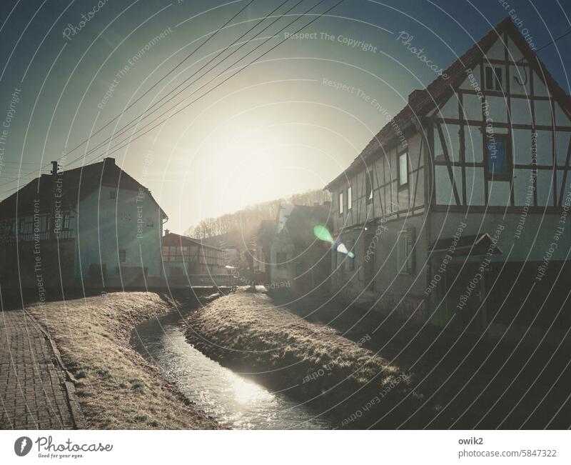 Leinetal Großleinungen Dorf Südharz Harz Sachsen-Anhalt Außenaufnahme Menschenleer Farbfoto Häuser Gebäude Fachwerkhaus Dorfbach Wolkenloser Himmel Sonne