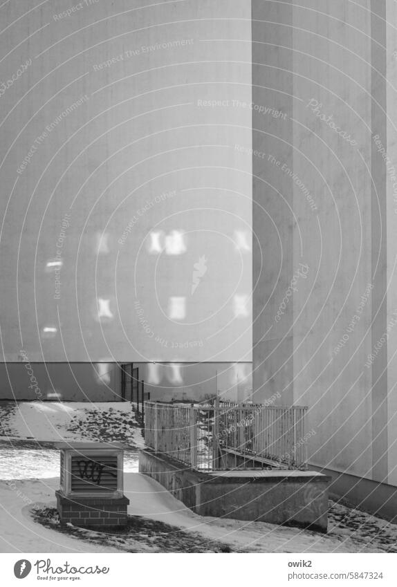 Punktmuster Plattenbau Haus Mehrfamilienhaus Außenaufnahme Hochhaus Lichtspiel Gebäude Bauwerk Mauer Wand Detailaufnahme Menschenleer leuchten Fassade Design