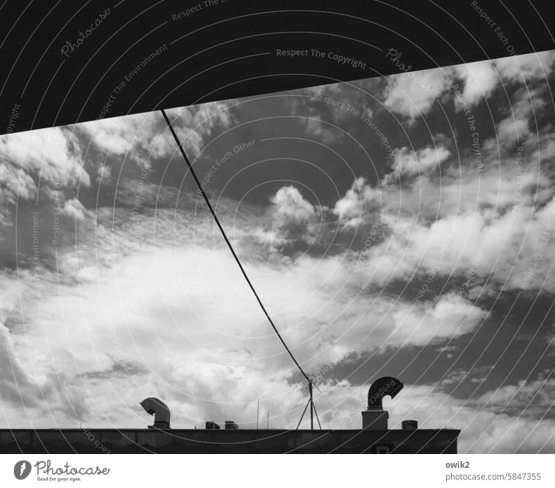Polen, deine Tankstellen Gebäude Dach Klimaanlage Abzugsrohre gebogen Kabel Übergang Himmel Wolken dramatisch abstrakt Textfreiraum Außenaufnahme