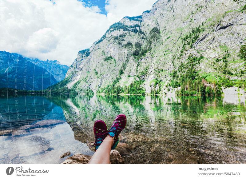 Frau entspannt am Obersee Königssee, Berchtesgadener Land, Bayern, Deutschland Frau entspannen entspannung beine gesteckt Deutschland
Bayern Bayerische Alpen