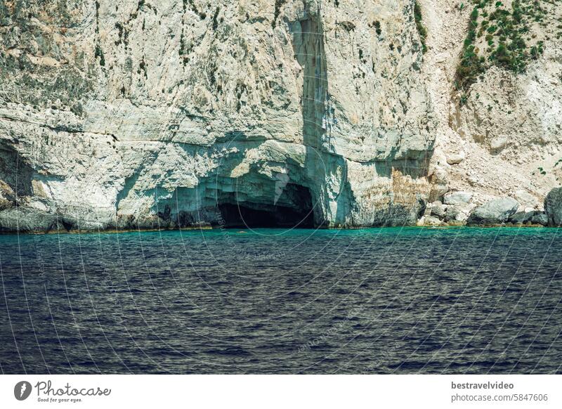 Natürliche Höhlenformation auf einem felsigen Hügel, der sich bis zum Meer erstreckt, auf der Ionischen Insel Zakynthos in Griechenland. Höhlenbildung
