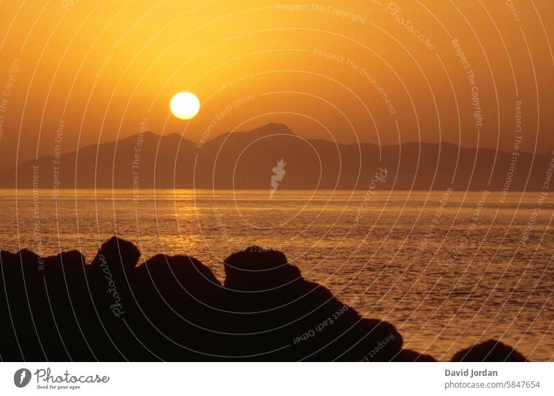 orange-goldener Sonnenuntergang über Bergen am Mittelmeer Ägäis Stille friedlich