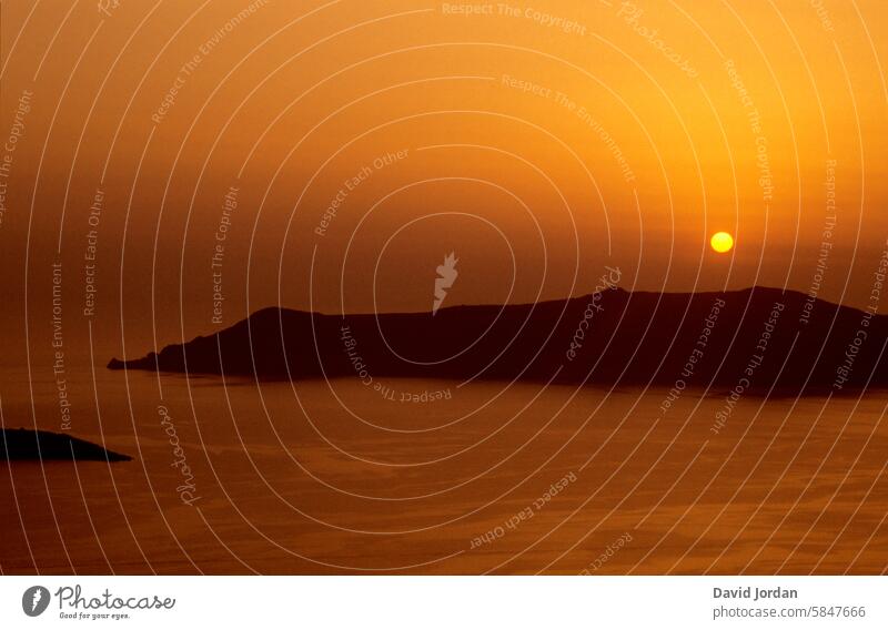 Orangener Sonnenuntergang über einer Insel in der Ägäis golden orange leuchtend insel meer ägäis beeindruckend schön ruhig entschleunigen urlaub ausruhen