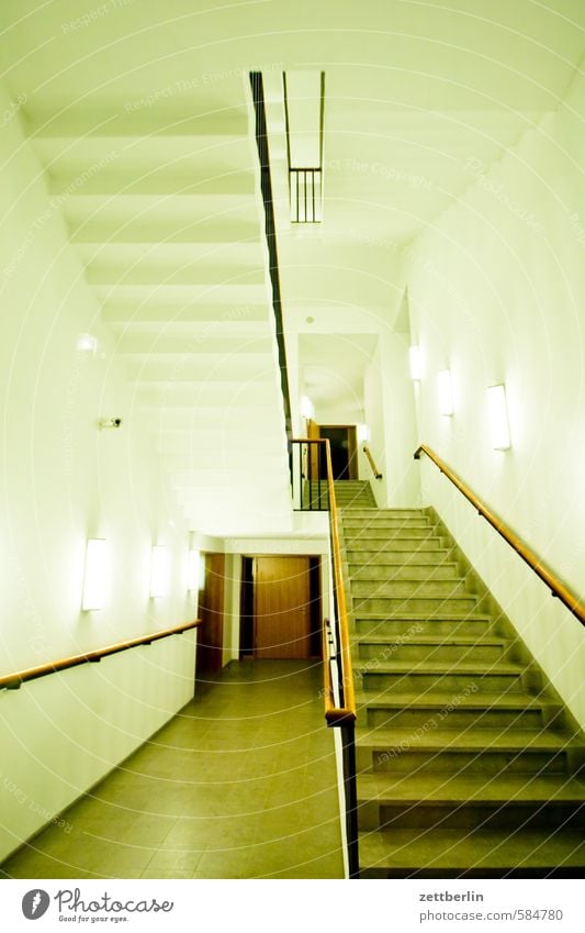 Treppe Treppenhaus Treppengeländer Geländer Niveau aufsteigen Abstieg Karriere Eingang Zugang Perspektive Zentralperspektive Treppenabsatz Haus Gebäude Büro