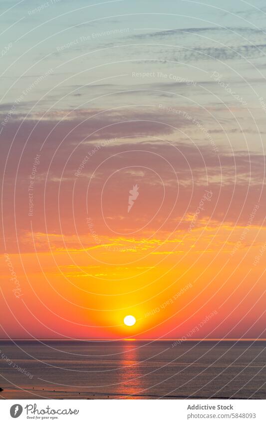 Ruhiger Sonnenuntergang über dem Meer mit leuchtenden Farben Himmel Wasser Gelassenheit Ruhe glühen orange rosa Reflexion & Spiegelung Szene friedlich