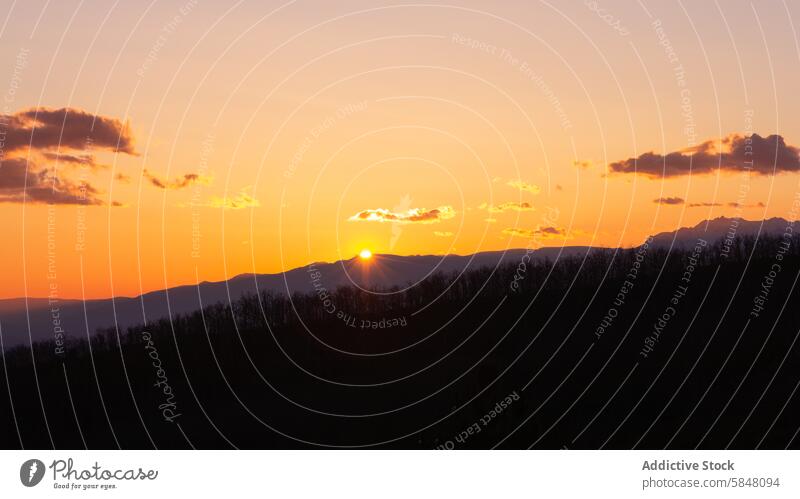 Majestätischer Sonnenuntergang über einer bergigen Landschaft Berge u. Gebirge Himmel Silhouette Gipfel glühen warm Gelassenheit Ansicht Natur im Freien Abend