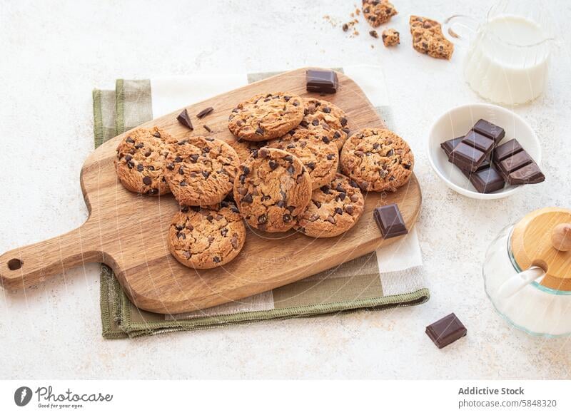 Chocolate Chip Cookies auf einem Holzbrett Komfortnahrung gemütlich essbar heimwärts einladend Leckerbissen gebacken Backwaren braun zäh Schokokekse