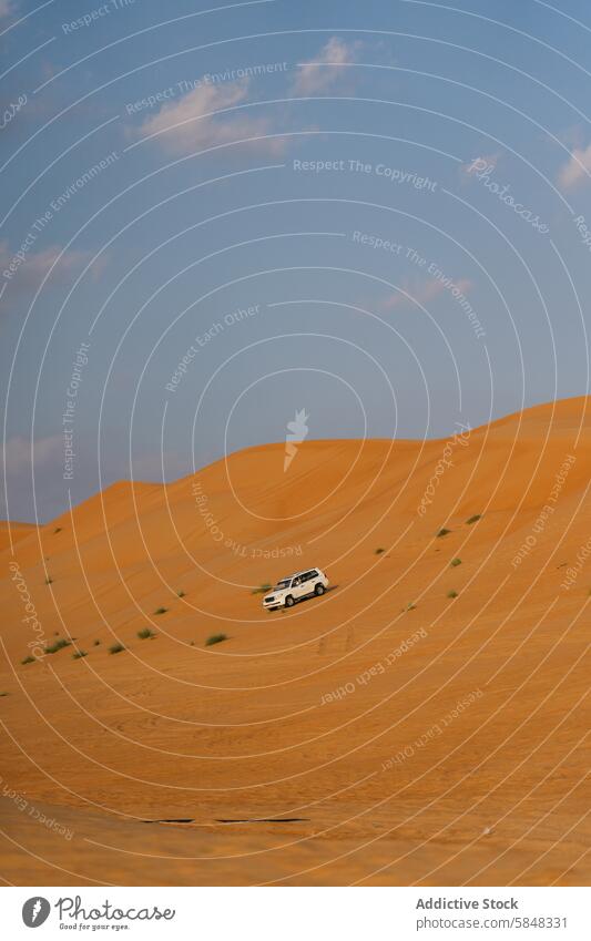 Wüstenabenteuer im Oman: Off-Roading auf sandigen Dünen suv wüst Dunes Abenteuer Geländewagen Sand reisen Erkundung Natur im Freien Fahrzeug 4x4 Ausflug Tour