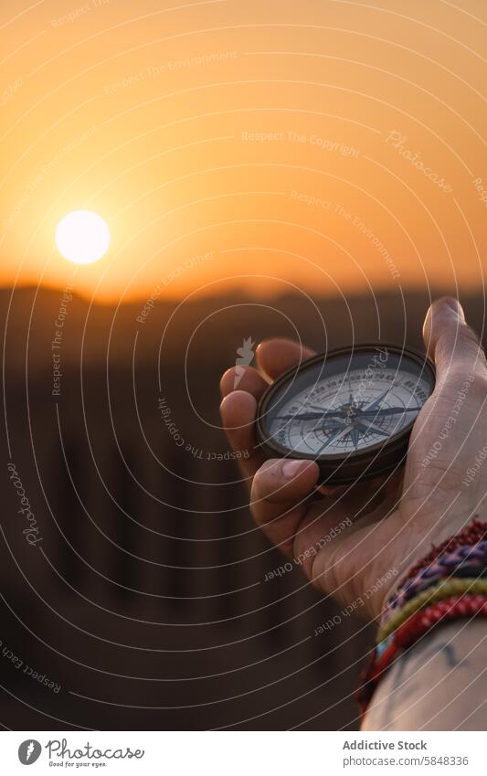 Kompass in der Hand bei Sonnenuntergang auf einem Oman-Abenteuer reisen Erkundung Natur wüst Landschaft Reise Regie Schifffahrt Himmel warm Abenddämmerung