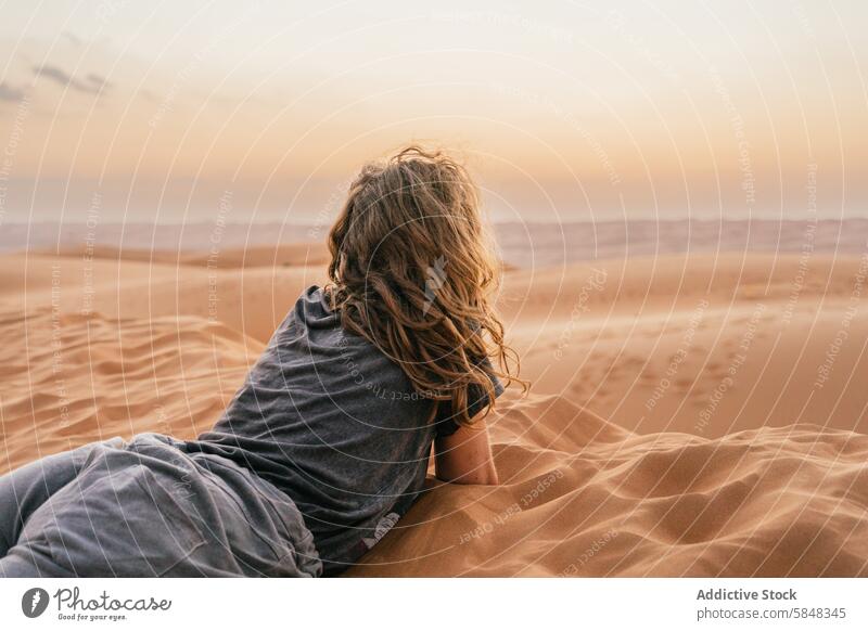 Serenity Frau im Sand Oman Wüste bei Sonnenuntergang Düne sich[Akk] entspannen Ausflug Natur Ruhe wüst Einsamkeit reisen Abenteuer malerisch Landschaft anonym