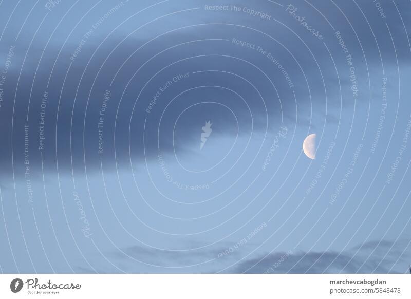 Niedrige Winkelansicht des Mondes am Himmel in einer bewölkten Nacht Abenddämmerung blau Natur Astronomie Wolkenlandschaft Mondschein Dämmerung halbmondförmig