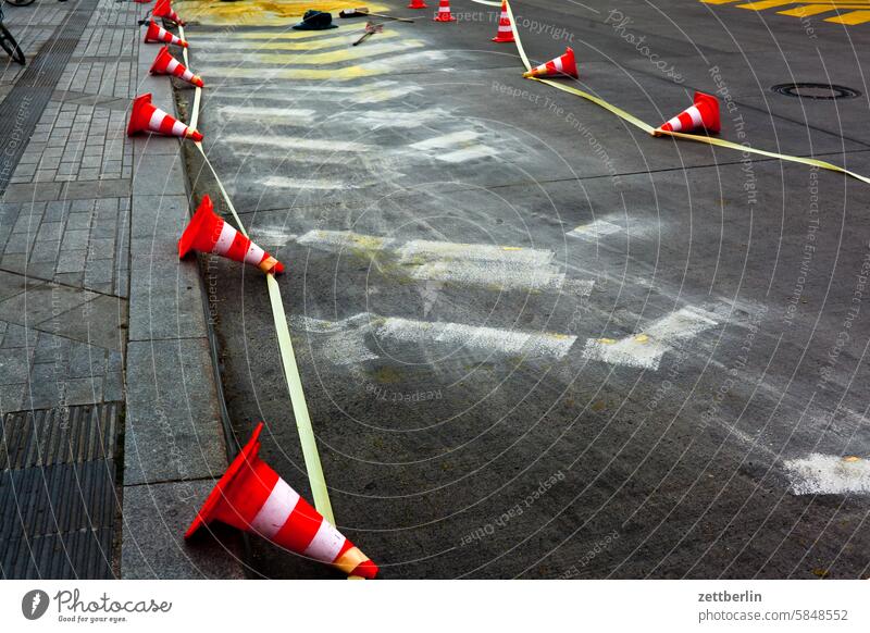 Fahrbahnmarkierungsarbeiten abbiegen asphalt band bewegung ecke fahrbahnmarkierung fahren fahrrad fahrradweg flatterband fortbewegung gerade geschwindigkeit