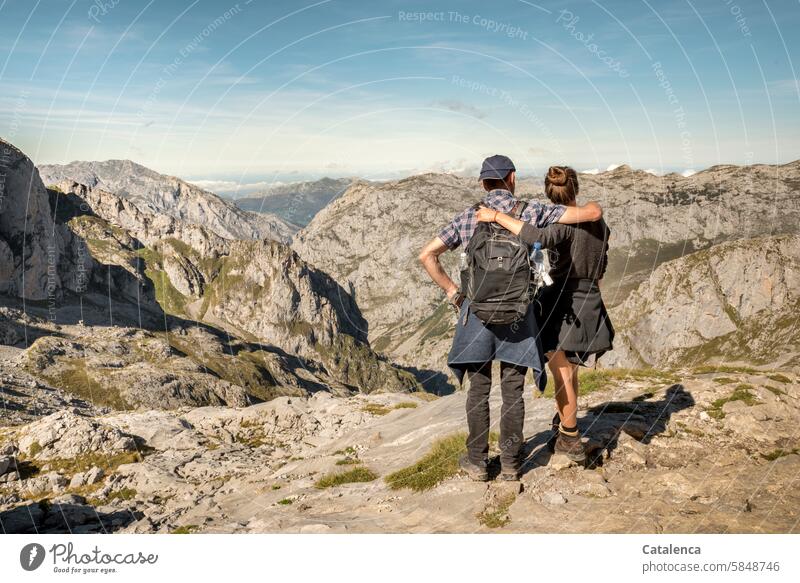Wandern im Gebirge Tag Ferien & Urlaub & Reisen Umwelt Landschaft Tourismus wandern Berge Tageslicht steinig Gipfel Schönes Wetter Klima Sommer Berge u. Gebirge